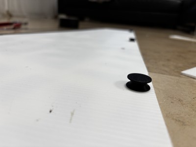 Buttons geschraubt